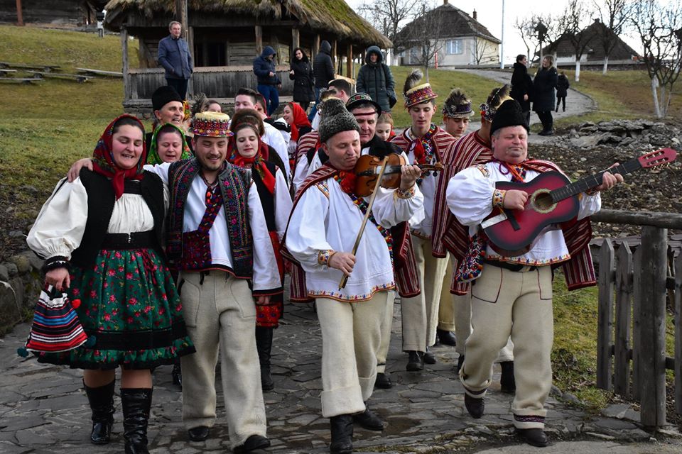 FOTOGALERIE. ŞEZĂTOARE tradiţională în ŢARA OAŞULUI. Legătură între GENERAŢII