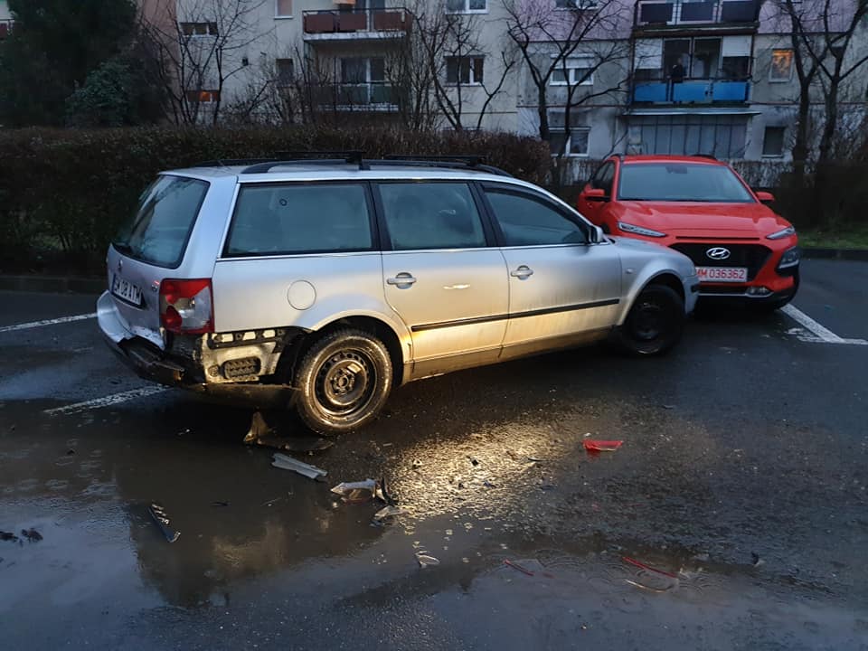 FOTOGALERIE. Un șofer BEZMETIC a intrat cu un BOLID într-o parcare, a DISTRUS câteva mașini apoi a FUGIT. Acum este căutat de POLIȚIE și de PĂGUBIȚI