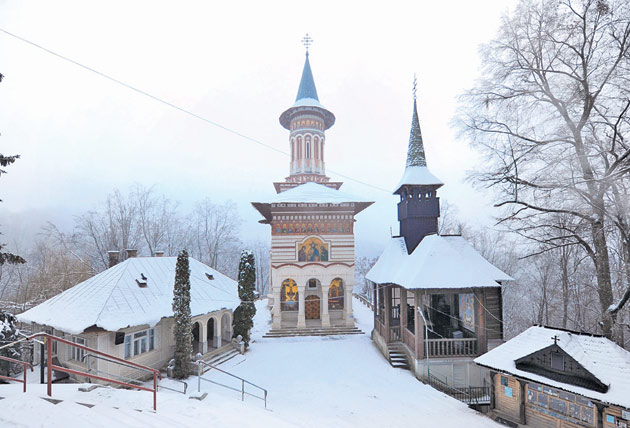 Mănăstirea Rohia, locul de rai unde fiecare trecător îşi găseşte liniştea