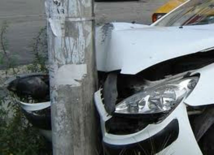 ACCIDENT. Rupt de beat, și-a parcat mașina în... stâlp