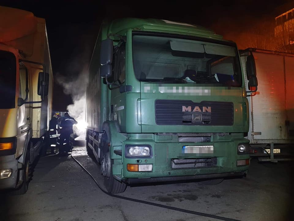 FOTOGALERIE. TIR în FLĂCĂRI. Pompierii au INTERVENIT la timp