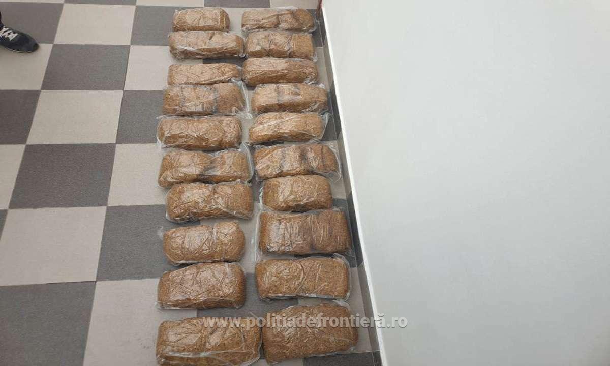 40 de pungi cu tutun descoperite în mașina unui bihorean