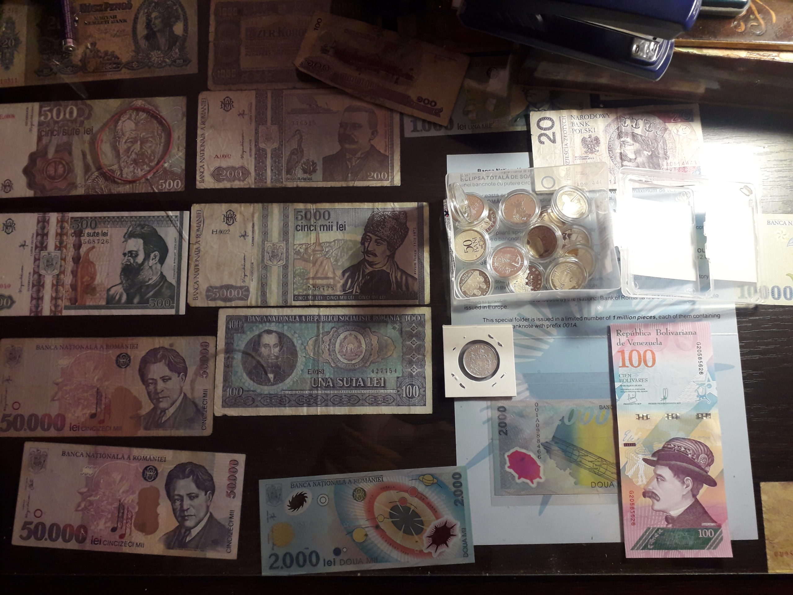 Foto-galerie. INEDIT. Ovidiu Oprea, colecționar de monede și bancnote. Are peste 2200 din 156 de țări ale lumii