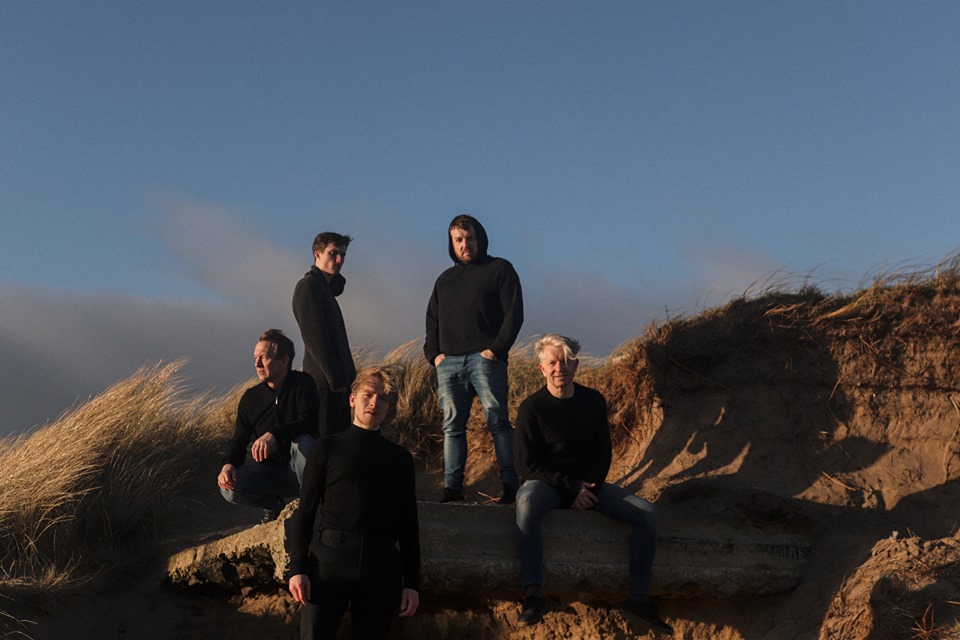 Trupa The Cuza din Marea Britanie lansează primul single, "Bite Ya". Sătmăreanul Tudor Toduț, lead singer