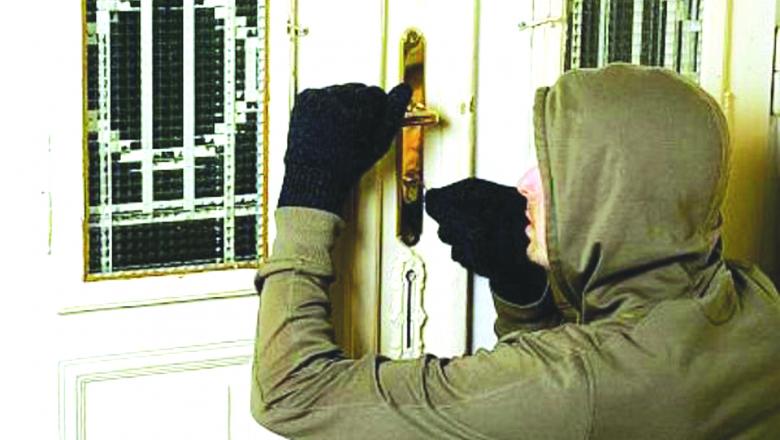 A furat din mai multe locuințe, dar a fost prins de polițiști