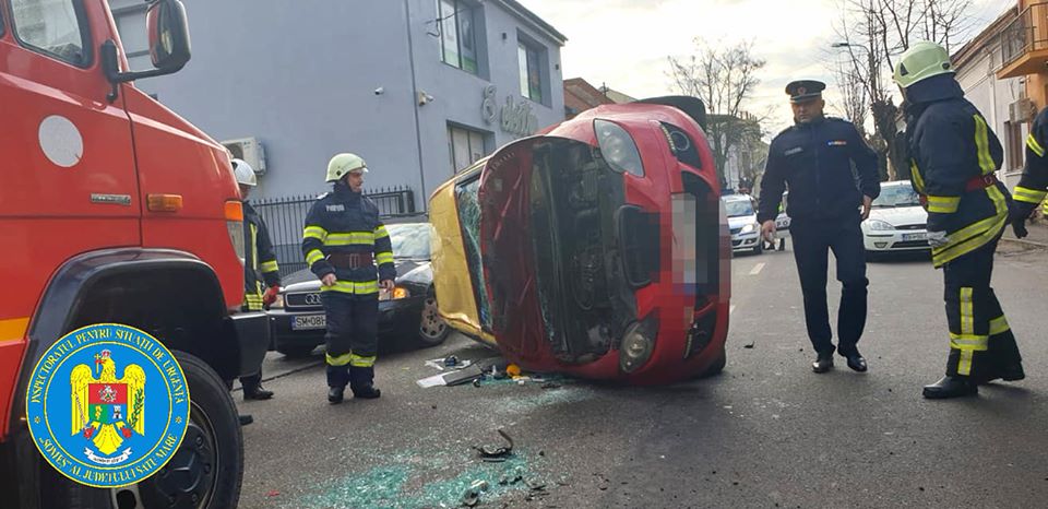 FOTOGALERIE. ACCIDENT SPECTACUOS la Satu Mare. S-a RĂSTURNAT cu mașina