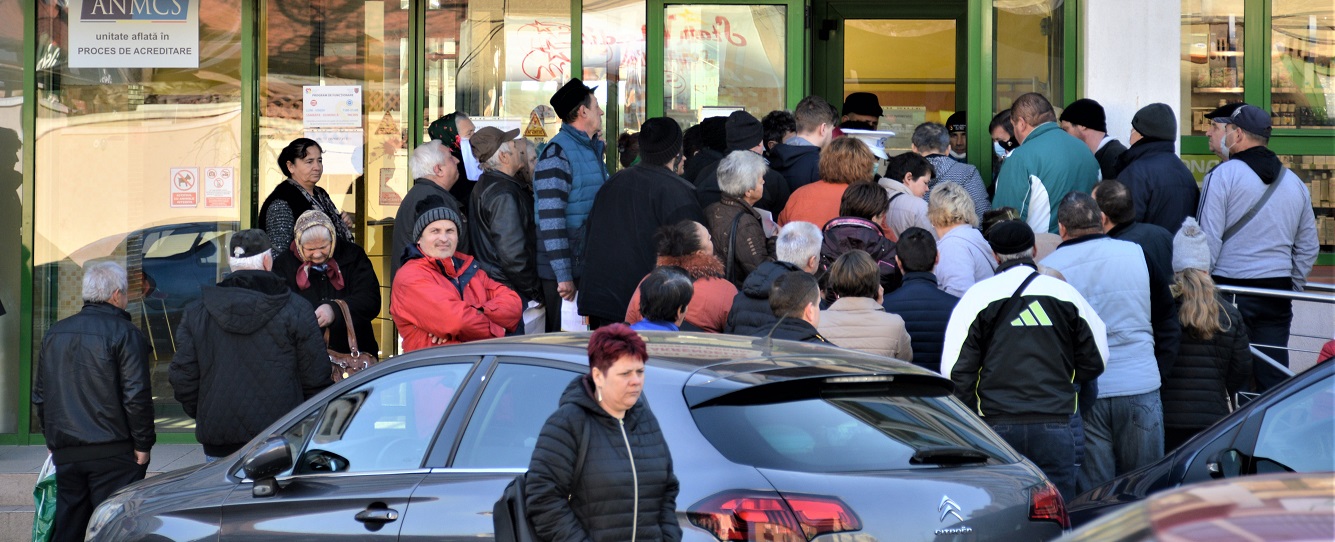 FOTOGALERIE. COADĂ la POLICLINICĂ. APEL: ”Să vă prezentați doar la ora stabilită în urma programării”