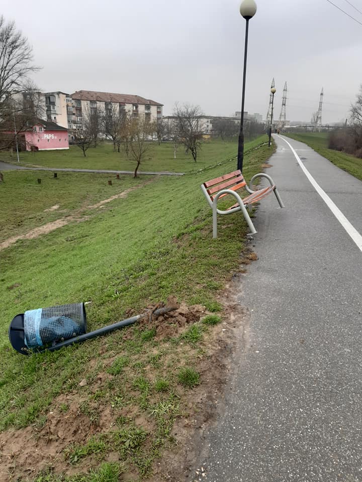 Supărați rău, pe bănci...