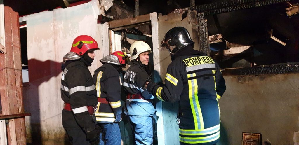 FOTOGALERIE. MÂNĂ CRIMINALĂ. Casă INCENDIATĂ în județ. Ce spun pompierii