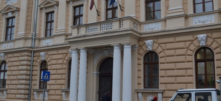 Lista cauzelor de urgenţă deosebită la care activitatea de judecată continuă şi pe durata stării de urgenţă