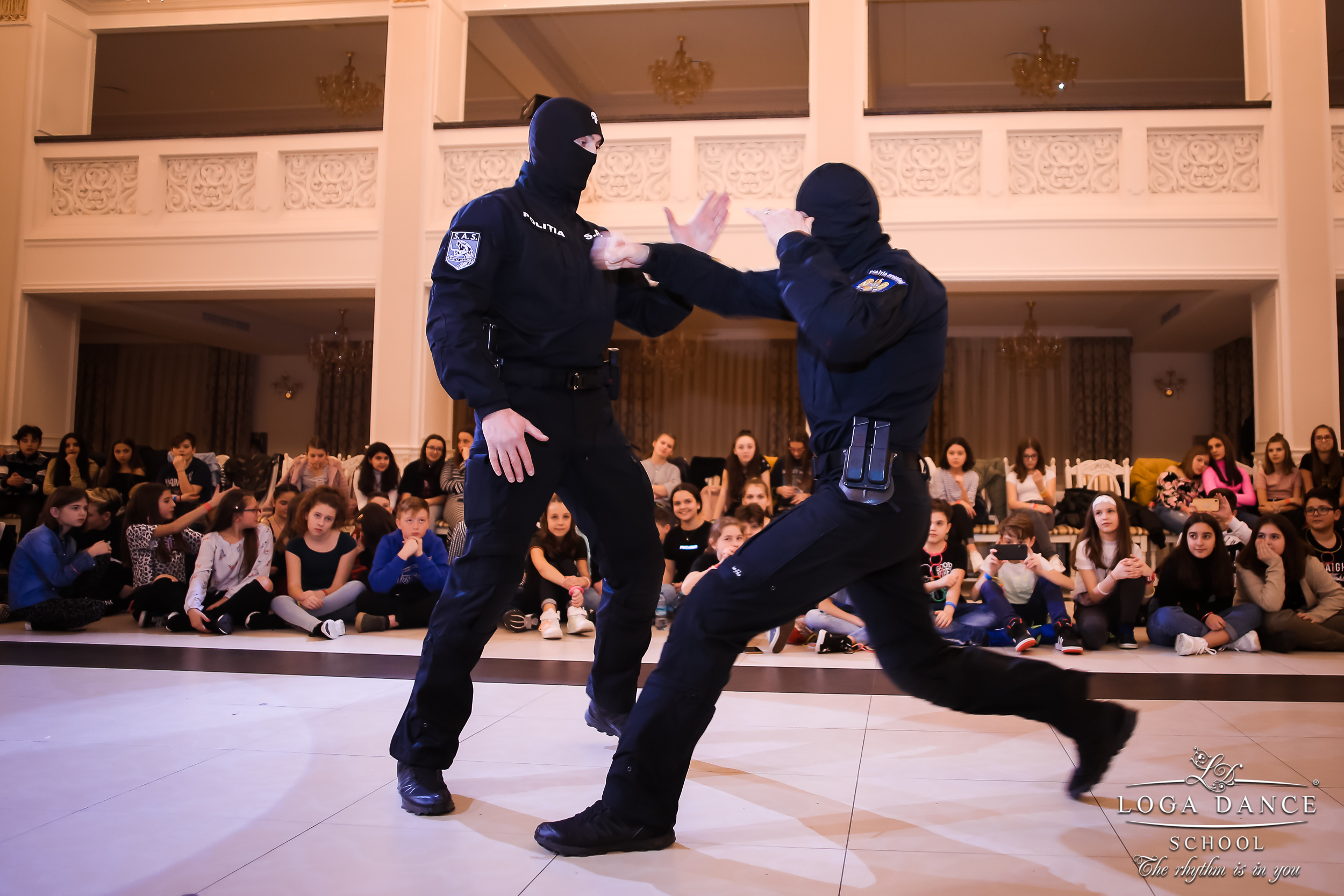 Mascații au făcut o adevărată demonstrație de forță