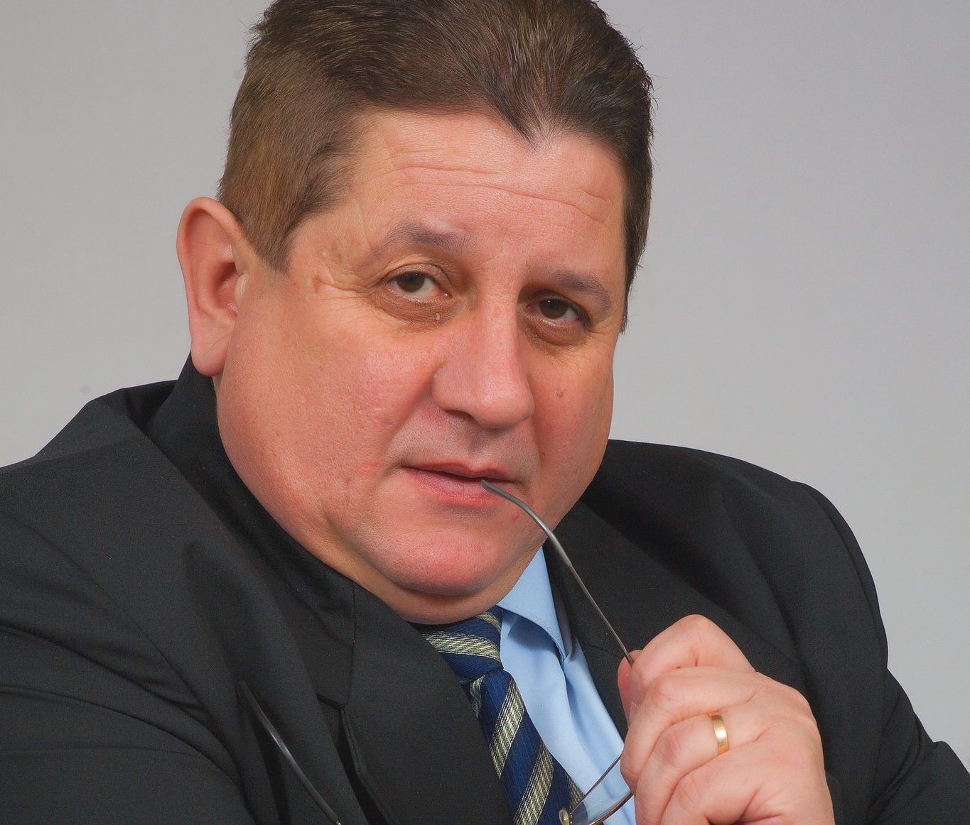 OPINIE DE GAZETAR: Cine vrea să fure florile primăverii din noi!?- DUMITRU ȚIMERMAN