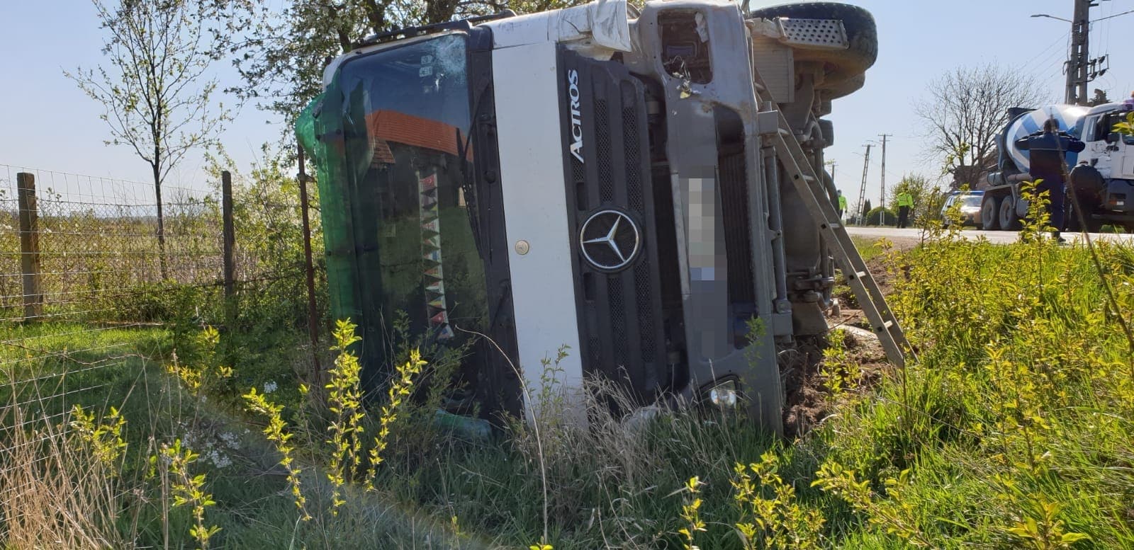 FOTOGALERIE. ACCIDENT GRAV lângă Satu Mare. Persoană ÎNCARCERATĂ  după un IMPACT cu o AUTOBETONIERĂ