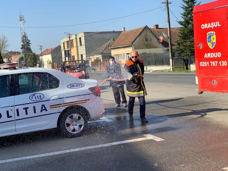FOTOGALERIE. DEZINFECȚIA orașului Ardud, inițiată de Primărie, efectuată de voluntari