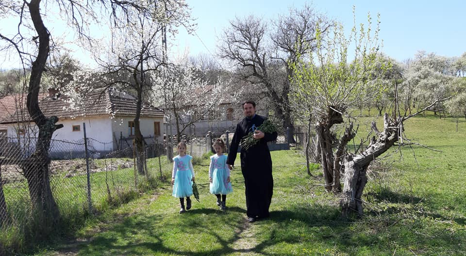 FOTOGALERIE. Gestul DEOSEBIT  făcut de un PREOT  din județul Satu Mare în DUMINICA FLORIILOR