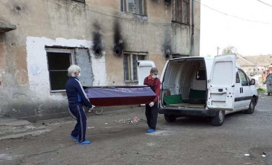 DESCOPERIRE MACABRĂ. Cadavru în descompunere. Polițiștii fac cercetări