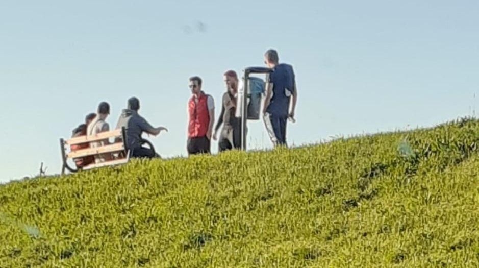 FOTOGALERIE. RESTRICȚIILE  de circulație, ÎNCĂLCATE la Satu Mare. Digul Someșului, plin de oameni