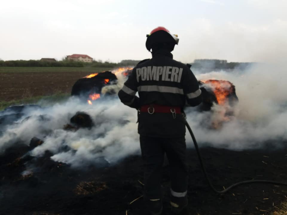 FOTOGALERIE. INCENDII pe bandă rulantă în județ. Pompierii au LUPTAT  cu orele cu FLĂCĂRILE