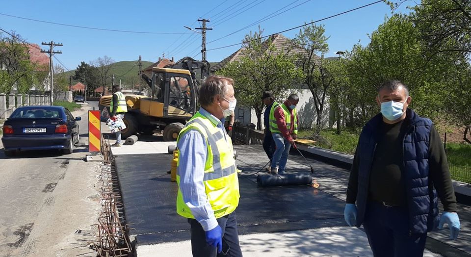 FOTOGALERIE. Se reiau LUCRĂRILE pentru MODERNIZAREA DRUMURILOR județene finanțate prin PNDL II. Program al fostului guvern PSD
