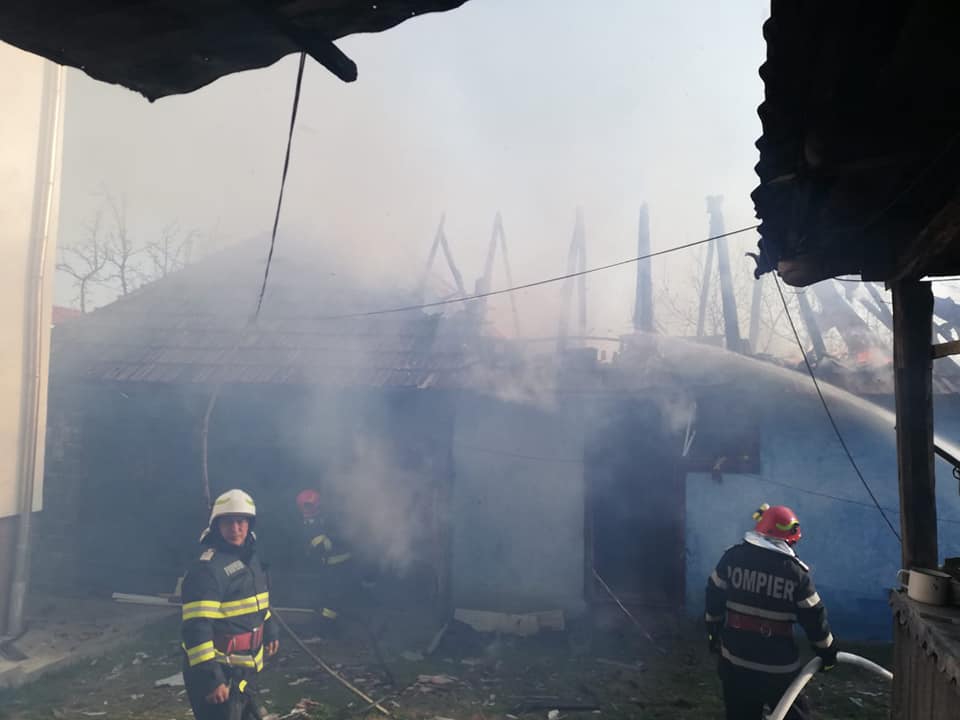 FOTOGALERIE. FLĂCĂRI în ȚARA OAȘULUI. Pompieriiau LUPTAT două ore și jumătate cu FLĂCĂRILE