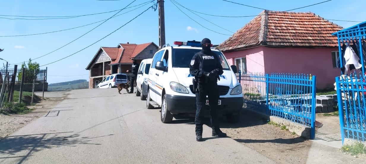 VIDEO/FOTO. MASCAȚII au luat cu ASALT două comunități de romi. AMENZI  de peste 90 de mii de lei.