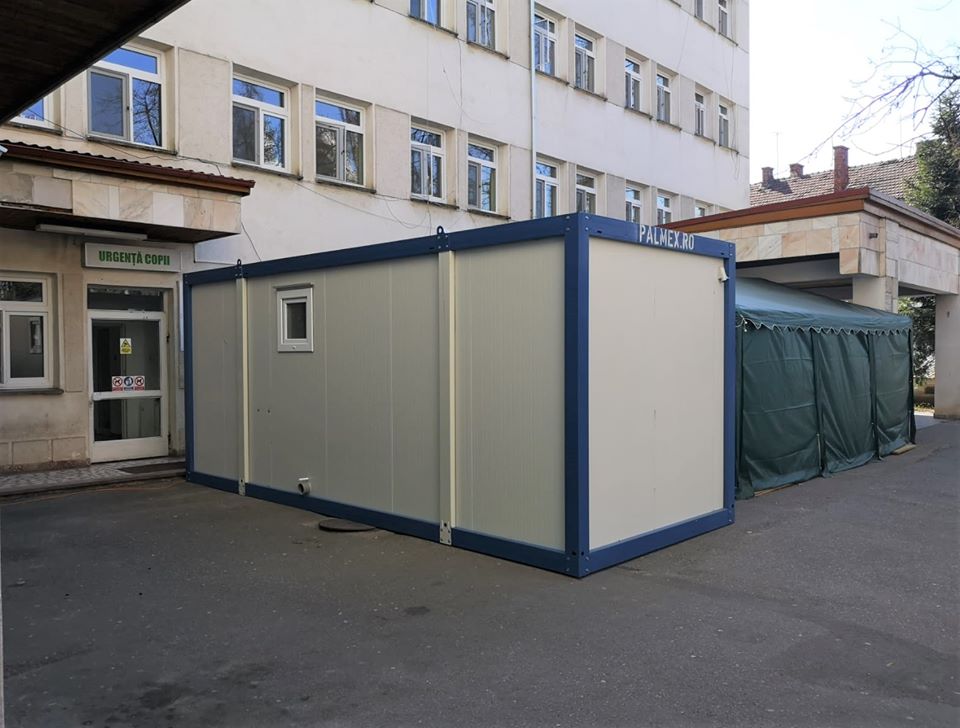 Continuă dotarea spitalelor din județ! Container destinat suspecților de Coronavirus la Spitalul din Negrești Oaș!
