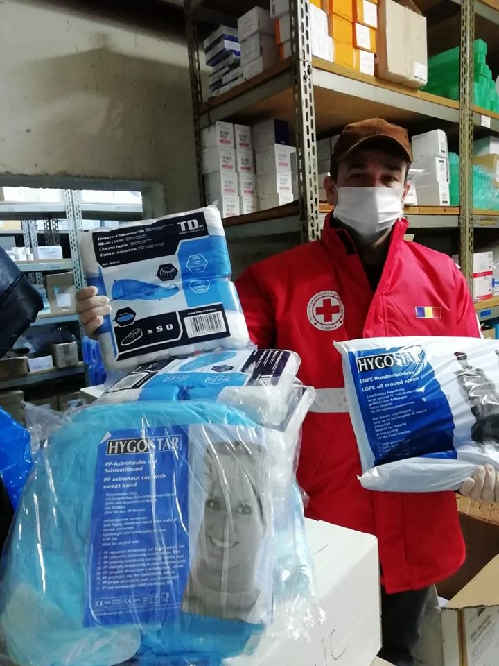 DONAȚIE. Crucea Roșie a DONAT 158 de Pachete de echipament de PROTECȚIE pentru SPITALUL JUDEȚEAN