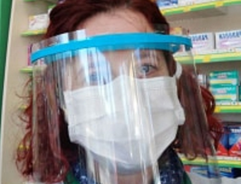 FOTO. CINSTE LOR! Elevii de la SLAVICI confecționează VIZIERE pentru personalul MEDICAL