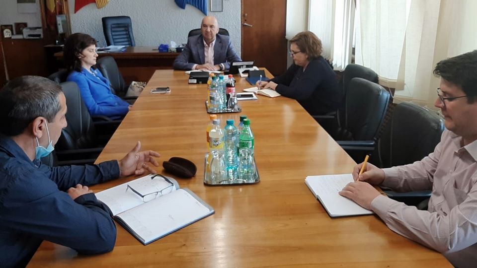 REALITATE. Peste 6.400 de elevi SĂTMĂRENI au nevoie de TABLETE pentru cursurile școlare ON-LINE. Și prefectul se IMPLICĂ