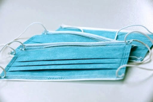 DECIZIE. 300.000 de măști chirurgicale vor fi DISTRIBUITE POPULAȚIEI până la data de 15 mai