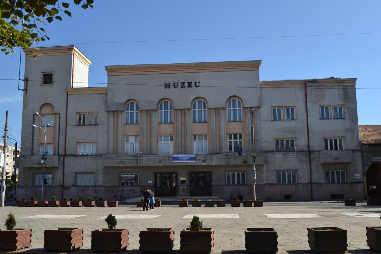 S-au redeschis porţile Muzeului Judeţean. Prima expoziţie, după două luni , ne-a arătat luxul în lumea nobiliară transilvăneană