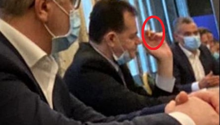 O nouă fotografie cu premierul care fumează în şedinţa de Guvern, publicată pe Facebook