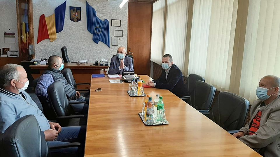 NEMULȚUMIRE. Cetățenii din Amați, cu jalba-n protap la Prefectură. Ce au cerut aceștia