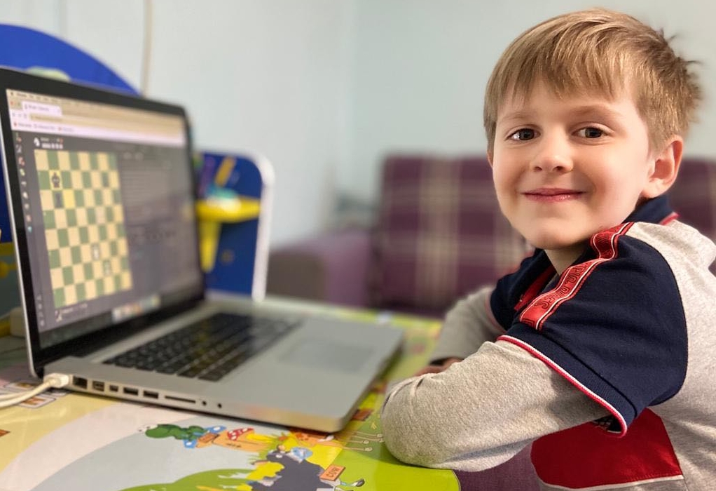 Șahul nu e afectat de Coronavirus!  Micuțul Balazs Kovacs impresionează și la turneele online!