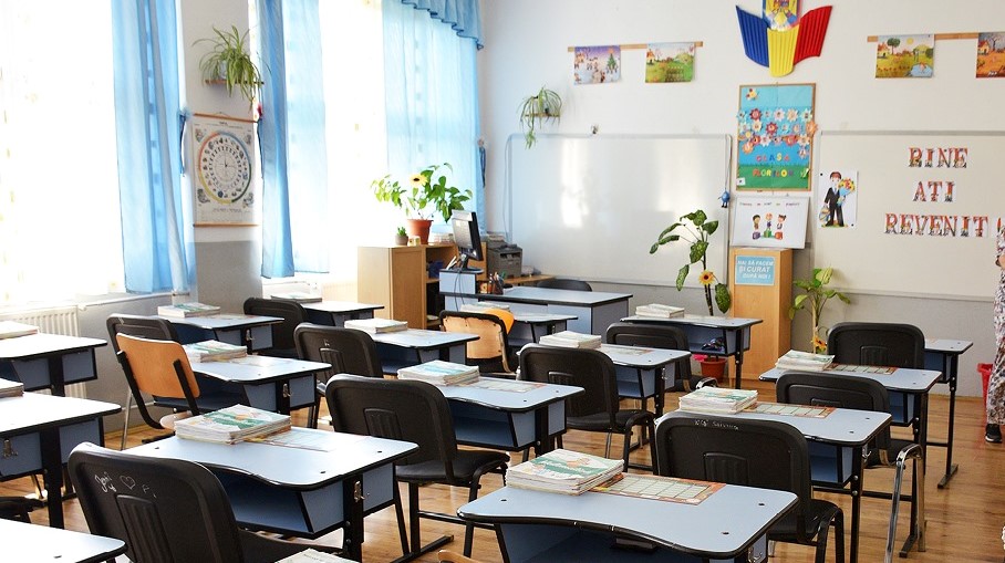 ATENȚIE! Marți se REIAU CURSURILE în școli. Care elevi sunt RECHEMAȚI în bănci