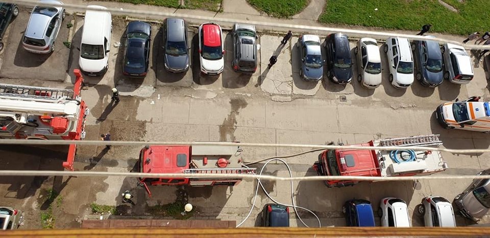 FOTOGALERIE. FLĂCĂRI la ÎNĂLȚIME. Locuință în FLĂCĂRI la etajul OPT