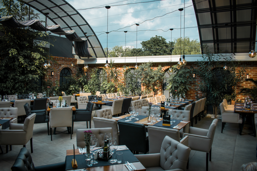 Patronii de restaurante din Satu Mare TRAG un semnal de ALARMĂ: ”Lăsați-ne să deschidem terasele, altfel rămânem fără personal!”