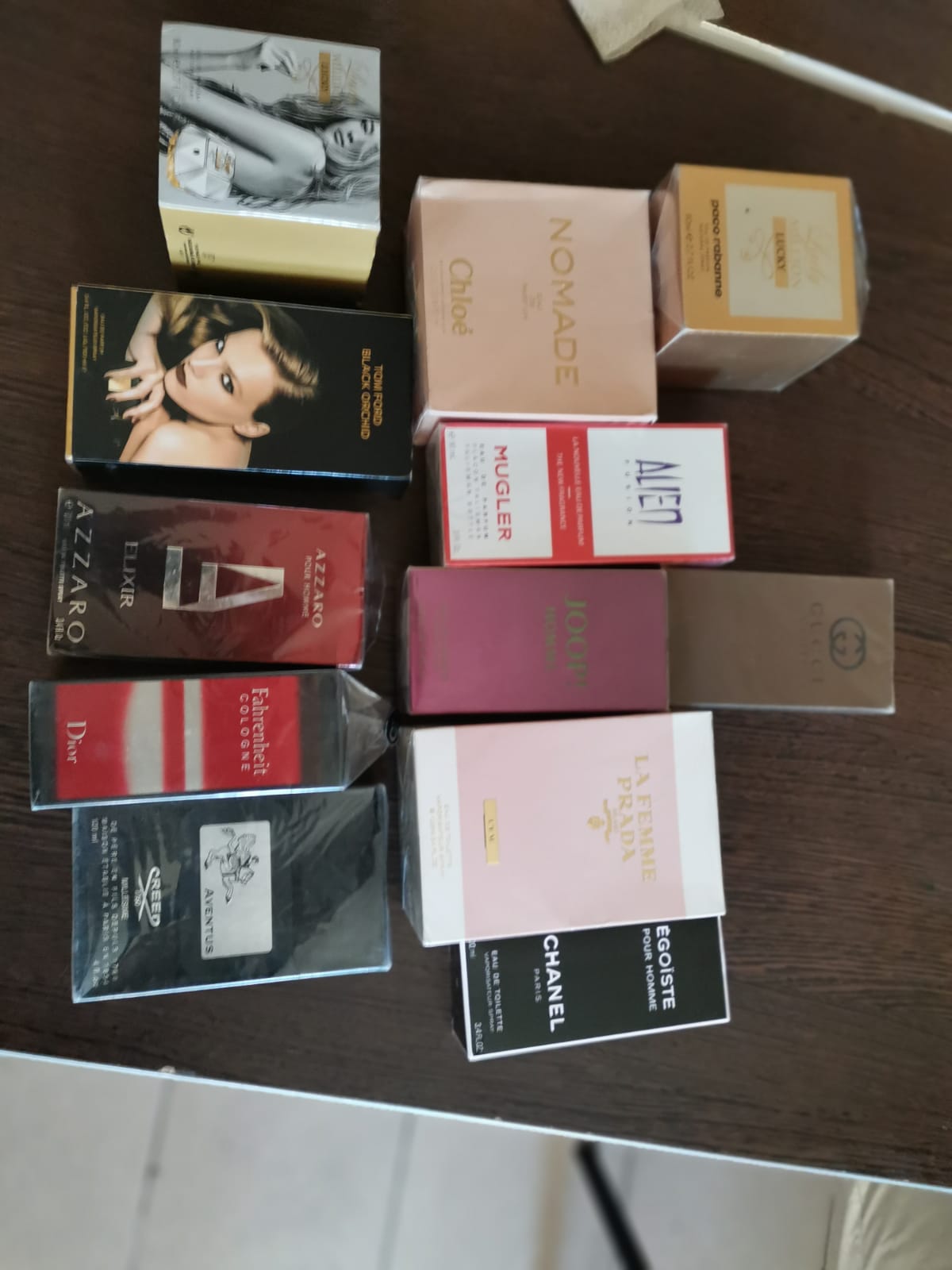 Parfumuri contrafăcute,  descoperite la Satu Mare