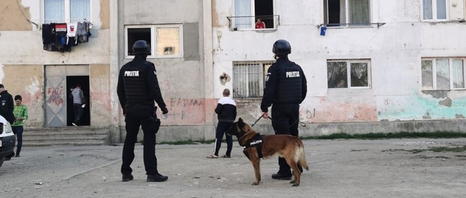 INCONȘTIENȚĂ. Au fugit din IZOLARE dar au fost PIRNȘI. Acum sunt AMENDAȚI și ÎNCARANTINAȚI