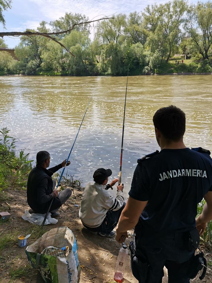 Prinși la pescuit în perioada de prohibiție