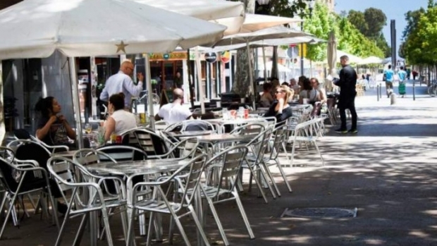 Restaurantele şi terasele se redeschid cu restricţii. Numărul clienţilor va fi restrâns, care sunt noile condiţii aprobate