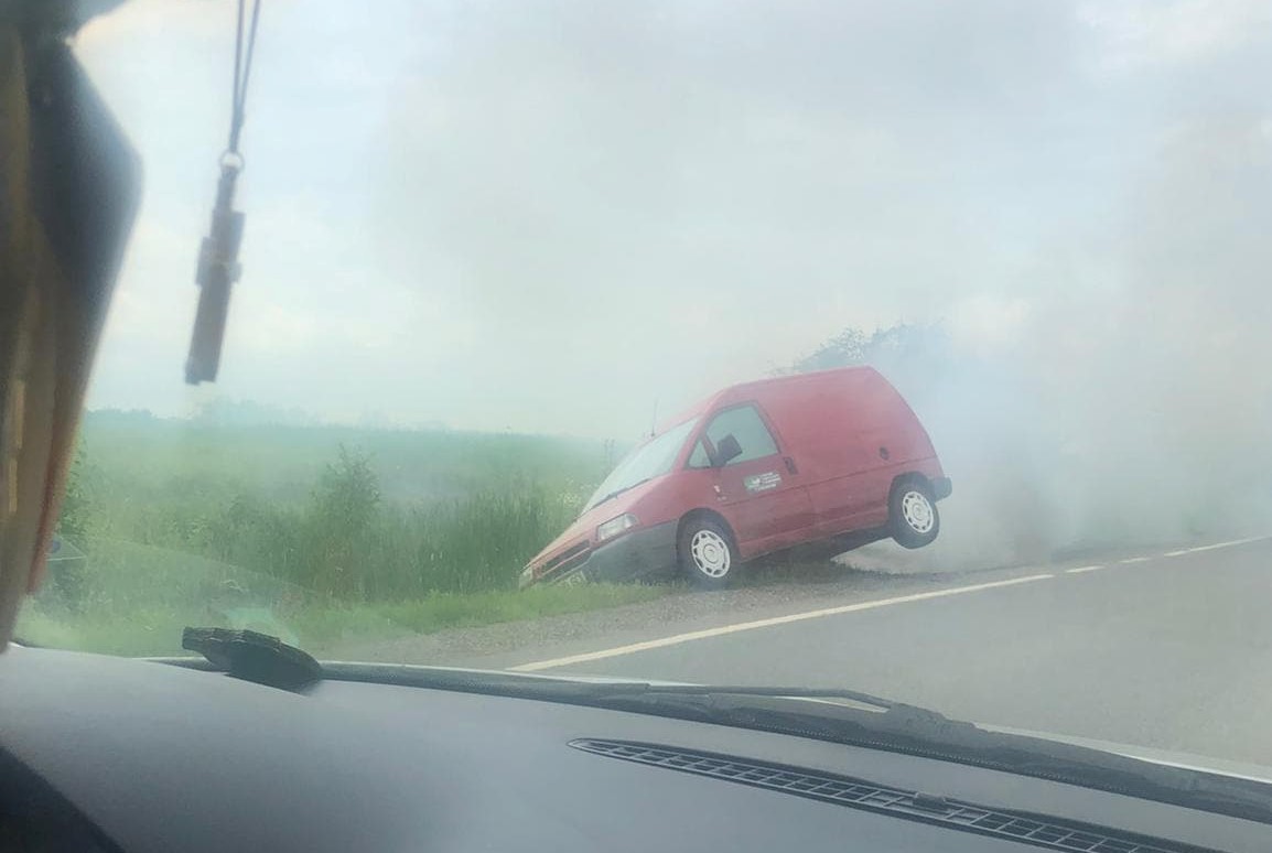 FOTO. ACCIDENT lângă Satu Mare. Dintr-o dubiță aflată în ȘANȚ ieșea FUM