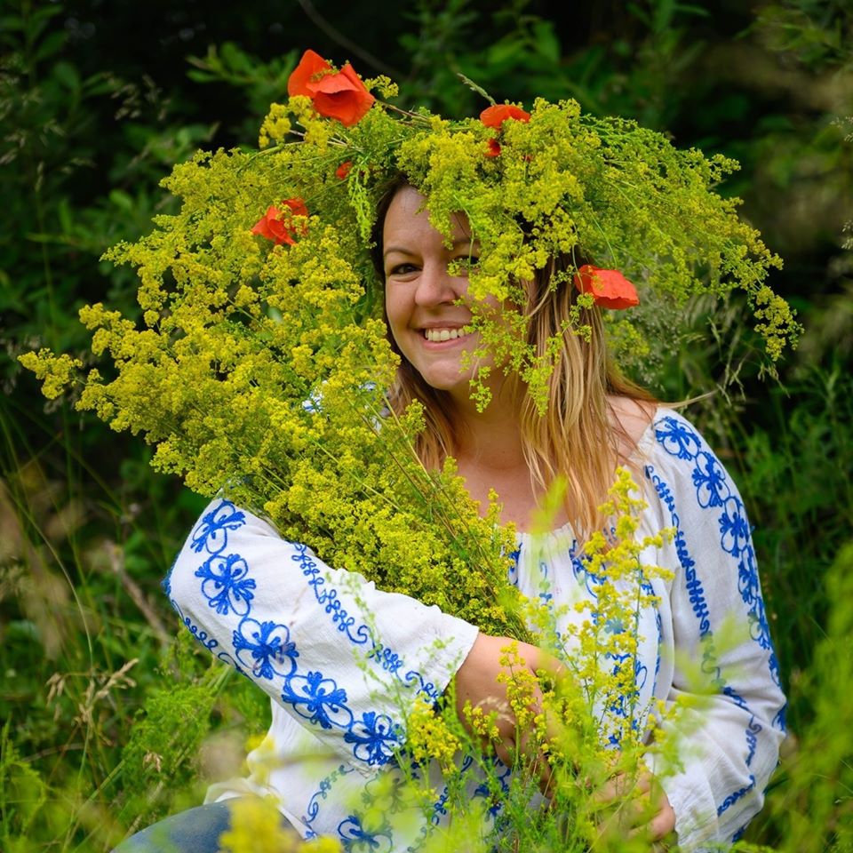 De Sânziene şi în Sătmar s-au deschis cerurile. Un grup de tinere au creat momente magice dedicate unei  sărbători speciale