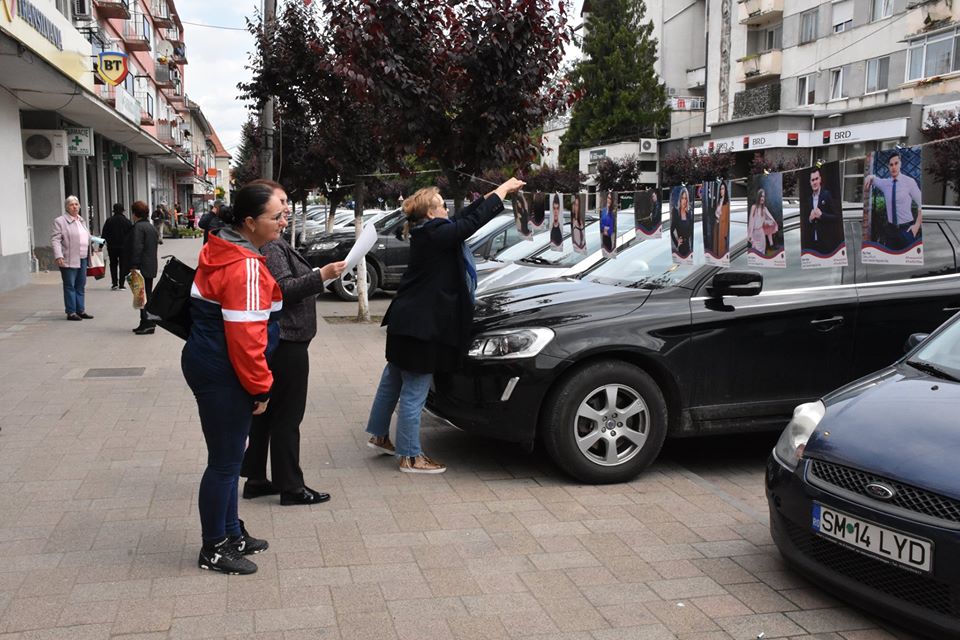 FOTOGALERIE. SURPRIZĂ pentru ABSOLVENȚII generației 2020 din ȚARA OAȘULUI. Ce au făcut PĂRINȚII și PROFESORII