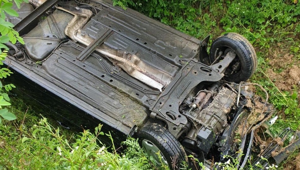 FOTO. ACCIDENT GRAV lângă Satu Mare. O șoferiță s-a RĂSTURNAT  cu mașina într-un CANAL