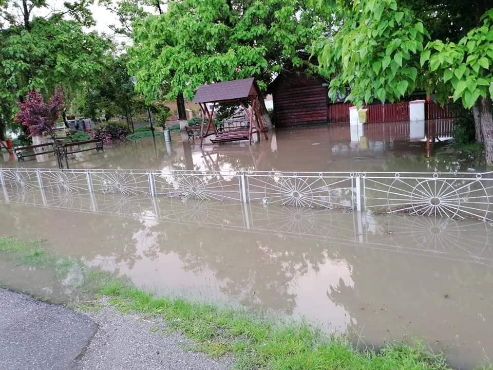FOTOGALERIE. ORAȘ sub APE. Ruperea de nori de ieri seară au produs INUNDAȚII într-un oraș din județul Satu Mare