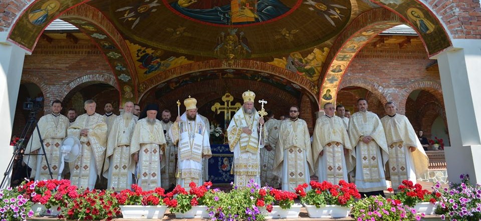 Liturghie Arhierească de hramul Mănăstirii Bixad: Sfinții Apostoli Petru și Pavel