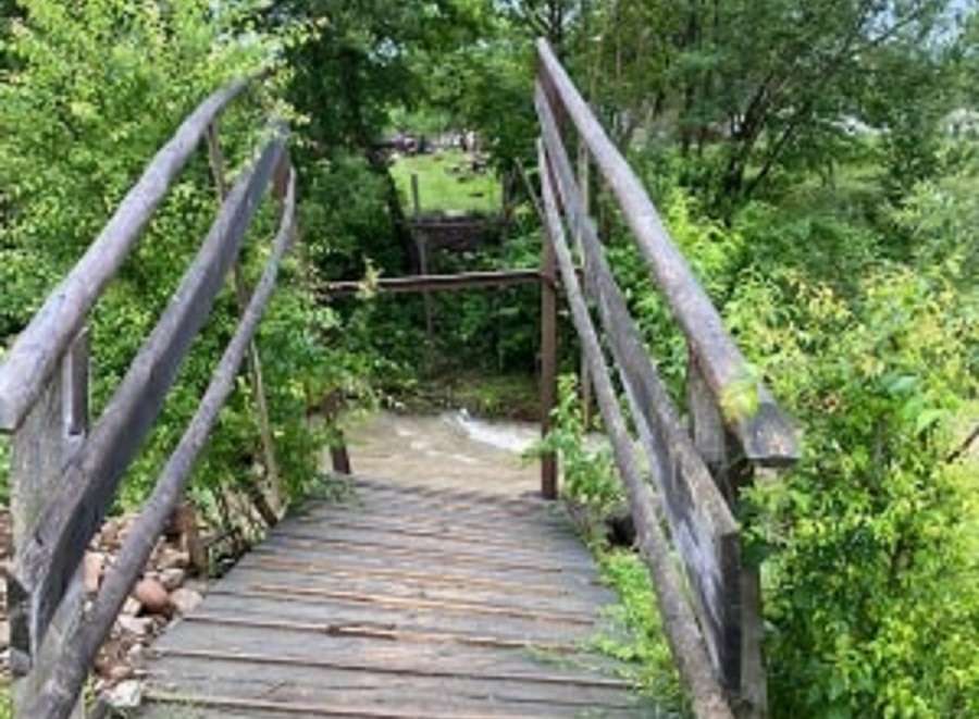 VIDEO/FOTO. DISPERARE. O altfel de IZOLARE. Podeț SPULBERAT  de ape, familii cu COPII, IZOLATE