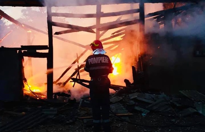 FOTO. Incendiu VIOLENT în județ. Casă de locuit, pusă în PERICOL