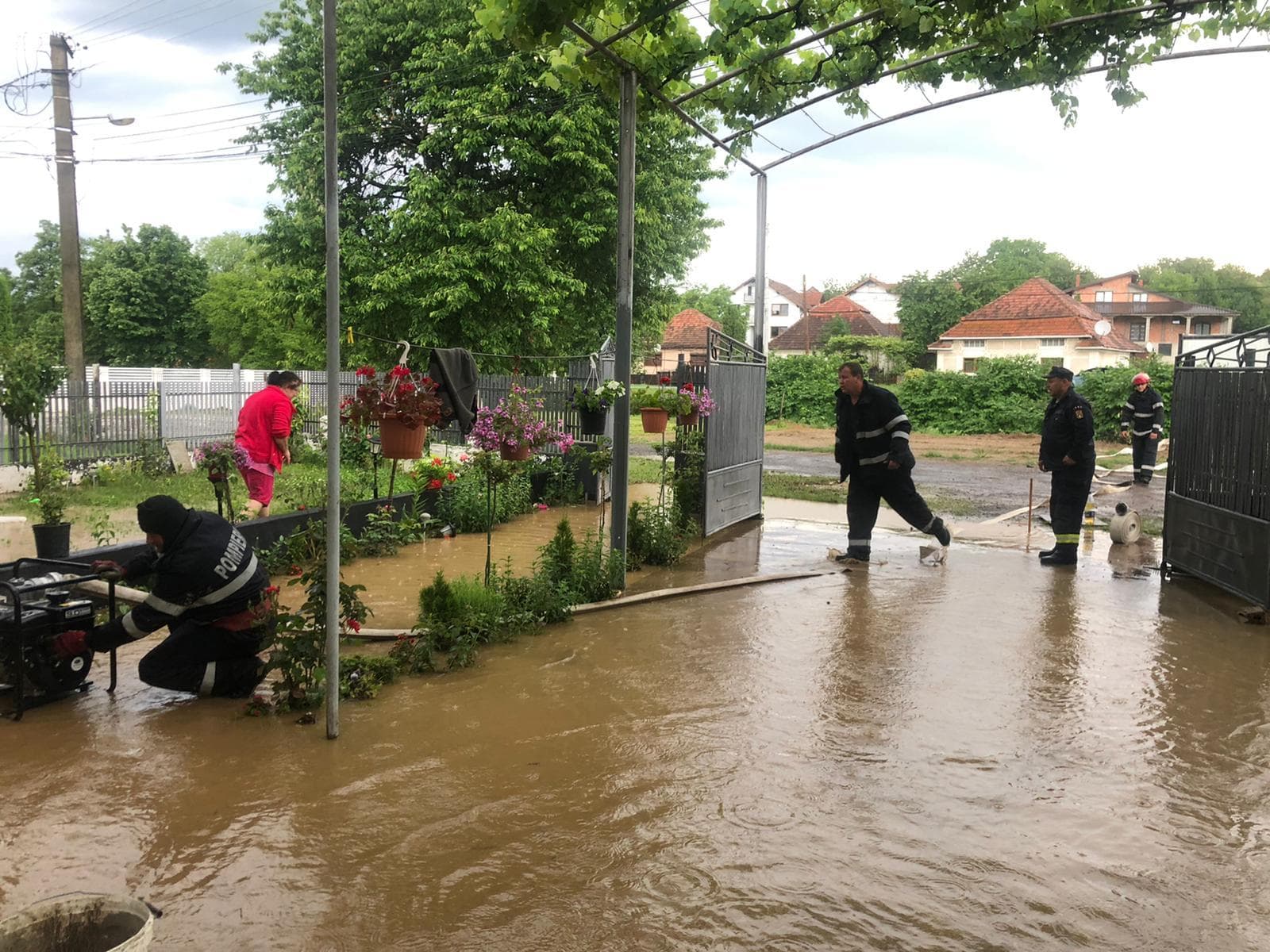 FOTO. INUNDAȚII în OAȘ. Pompierii au INTERVENIT. COD PORTOCALIU